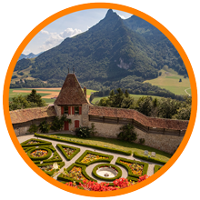 Vue panoramique sur le château de gruyères vers Bulle et les montagne suisses
