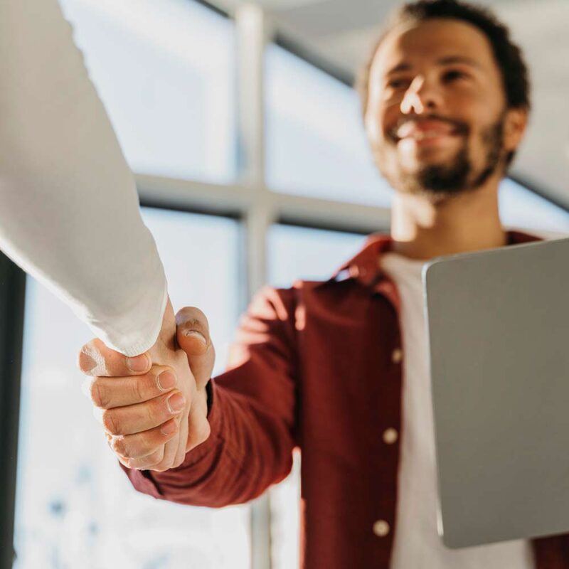 Homme cherchant comment obtenir un permis de travail en Suisse