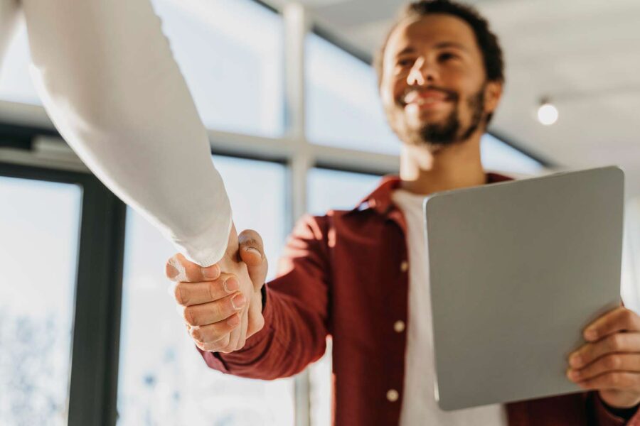 Homme cherchant comment obtenir un permis de travail en Suisse