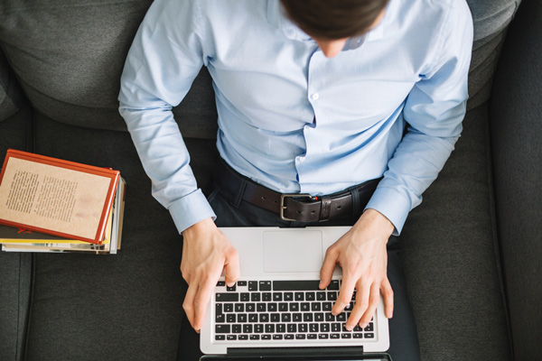 Homme en train de consulter le blog de droit JuriUp