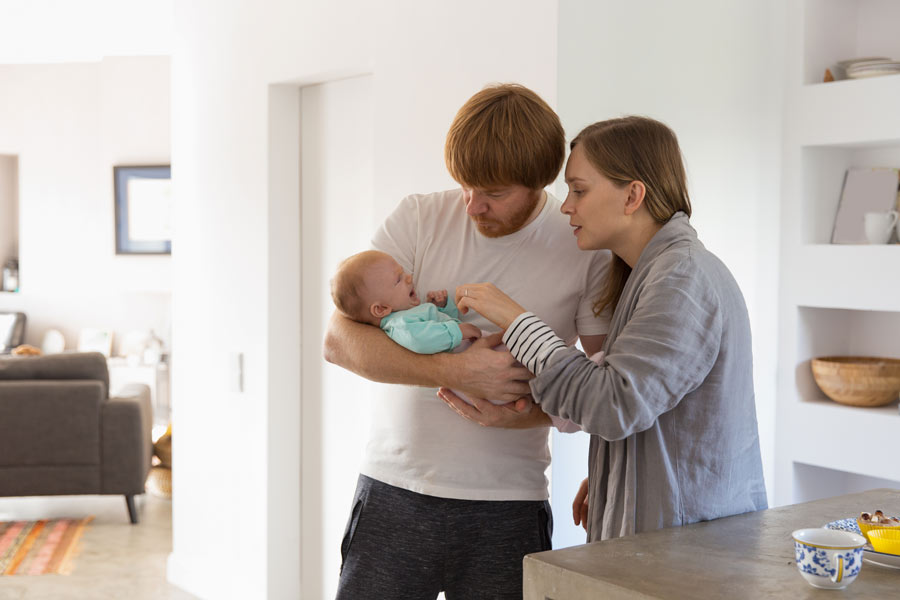 Un couple marié avec leur bébé adopté en suisse