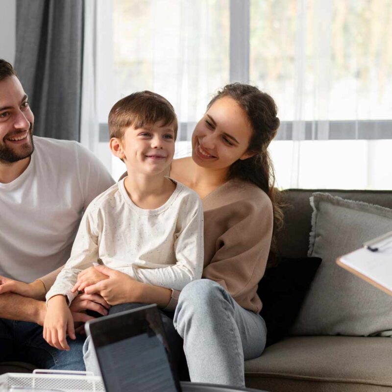 Un couple ayant recours à l'adoption en suisse
