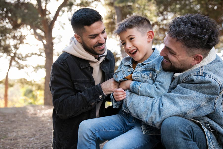 Deux parents avec leur enfant issu d'une adoption homoparentale