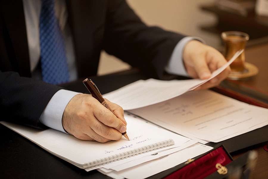 Avocat droit administratif signant des documents