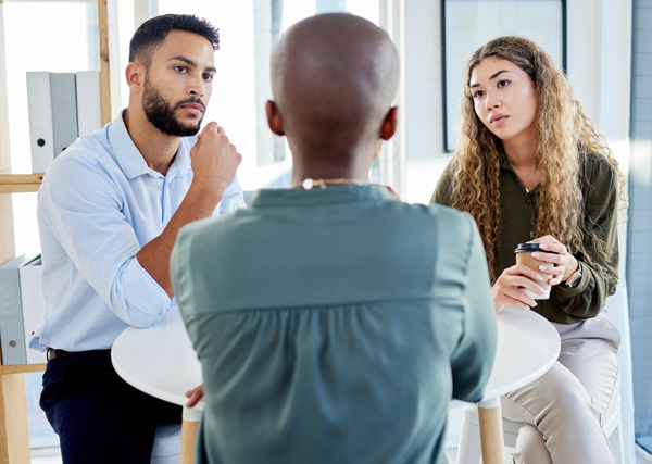 Un employeur en train de résoudre un conflit de harcèlement psychologique au travail entre deux collègues