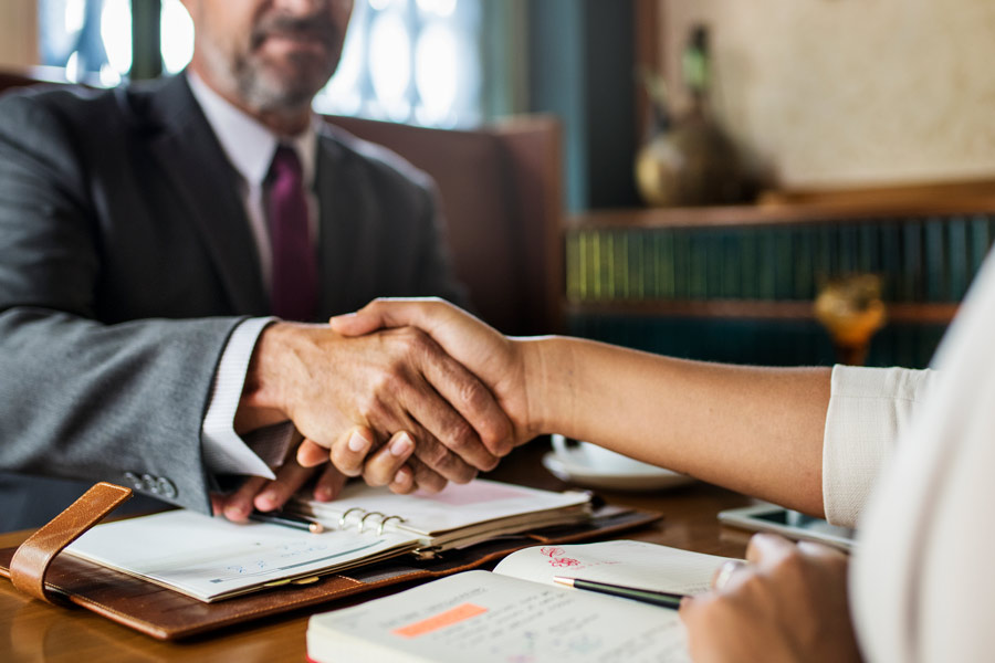Avocat en droit immobilier engagé pour suivre le processus amiable d'une locataire