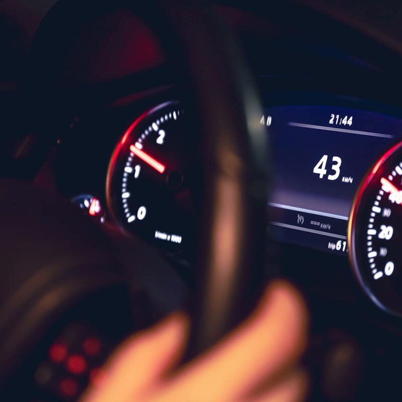 Voiture en excès de vitesse en Suisse.