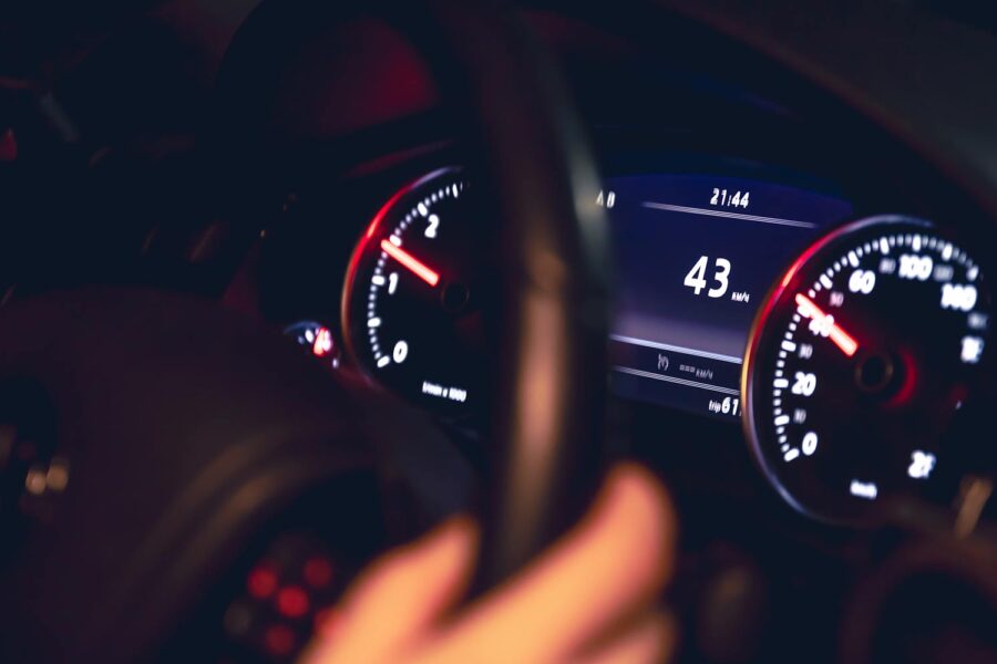 Voiture en excès de vitesse en Suisse.
