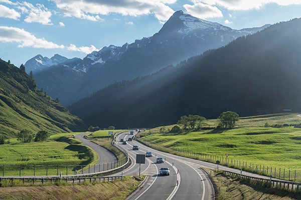 Route avec des voitures en excès de vitesse.