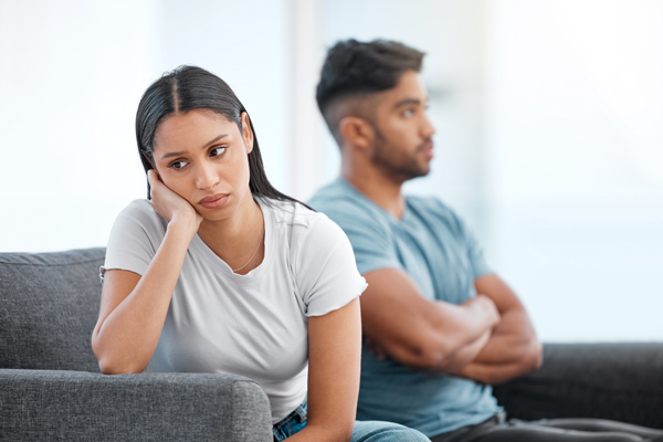 Femme se demandant comment faire une demande de divorce unilatéral