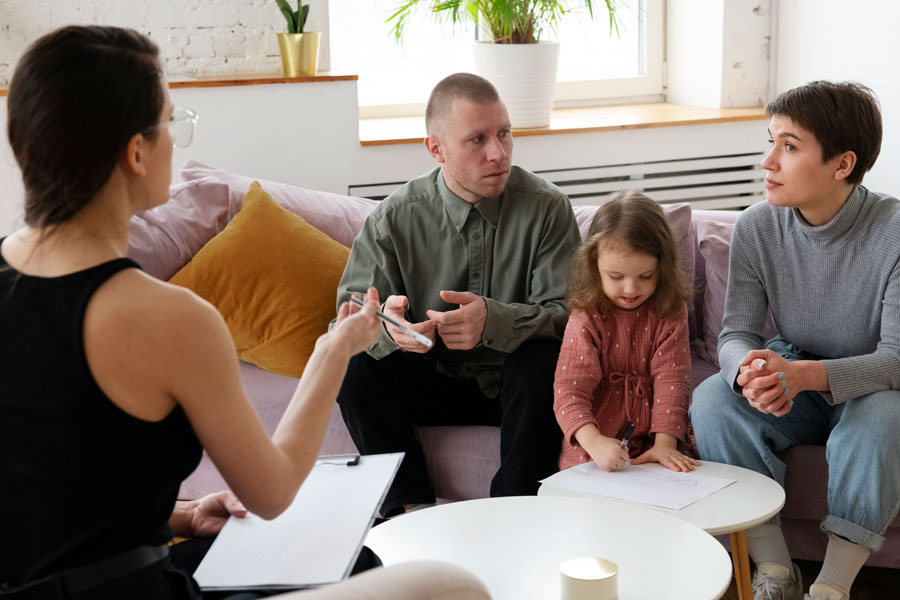 Deux parents et leur fille avec une médiatrice
