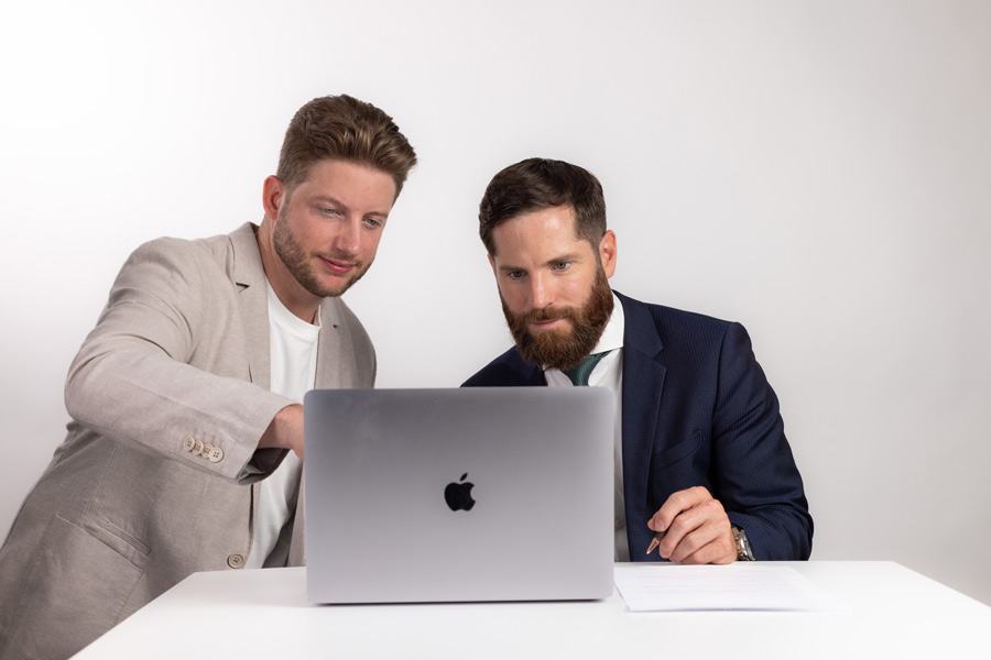 Sébastien Bossel et Romain Bossel regardant la plateforme JuriUp