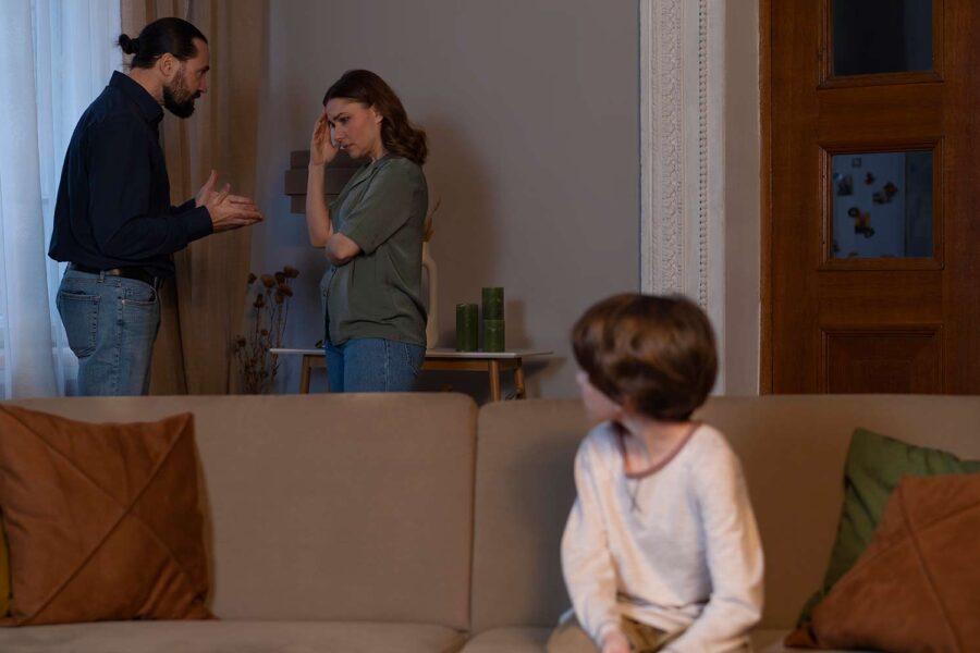 Parents non mariés se séparent.