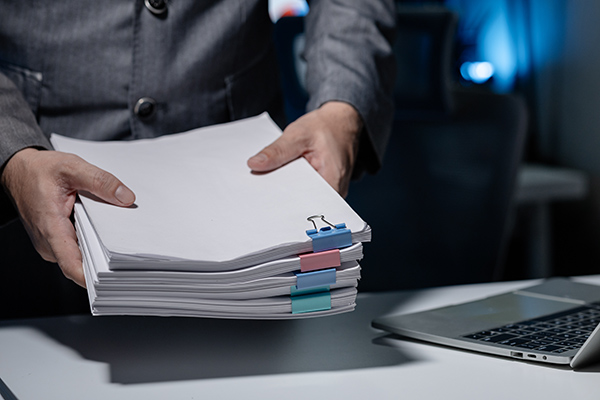 Personne qui consulte des documents officiels.