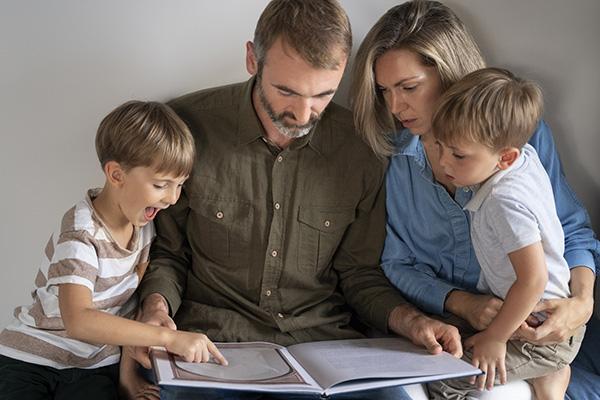 Couple avec enfant entreprenant une procédure de demande de logement social.