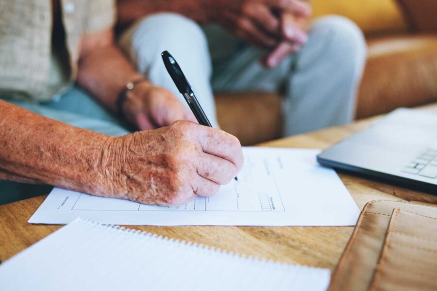 Couple de senior en train de signer leur testament à la suite de la réforme du droit des successions internationales 2025