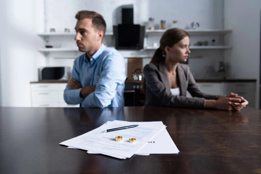 JuriUp - couple signant documents divorce