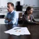 JuriUp - couple signant documents divorce