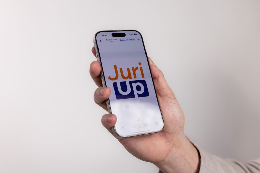 Le logo JuriUp affiché sur un téléphone